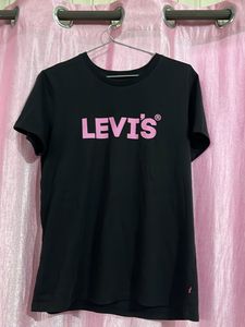Levi's Women's Black T-Shirt with Pink Logo