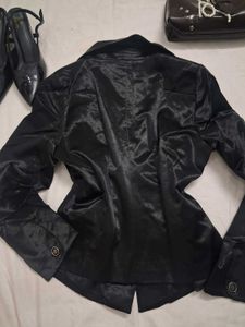 black fitted blazer