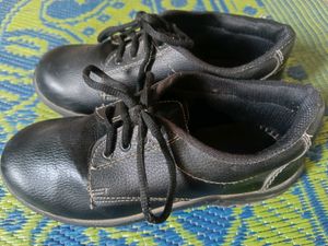 Classic Black Leather Lace-Up Shoes