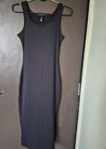 Sleek Black Sleeveless Midi Dress