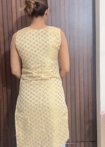 Gold Patterned Sleeveless Kurti