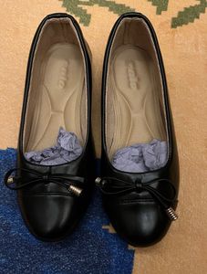 Classic Black Ballet Flats with Bow Detail