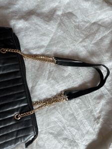 Chic Quilted Shoulder Bag with Gold Chain