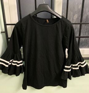 Pretty Black Top ( Size M)