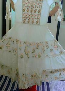 Elegant White Kurta with Floral Embroidery 🪡🌸