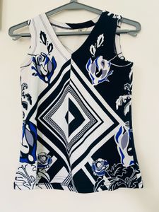 Stylish Sleeveless Top with Floral Print