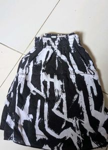 Stylish Black &amp; White Abstract Print Shorts
