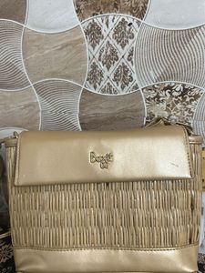 Gold Woven Crossbody Bag thoda damage hai photos m