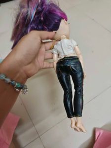 Rainbow High Doll one hand missing