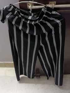 A very light stripe lower pant