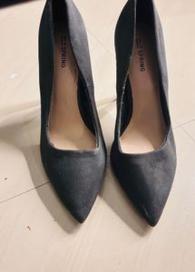 Beautiful Blacks Heels