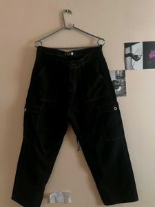 Stylish Black Cargo Pants with Utility Pockets