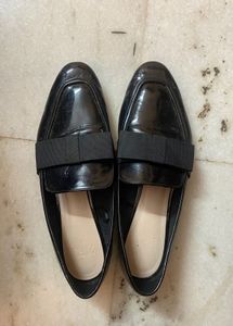 Chic  ZARA Black Patent Loafers with Bow Detail
