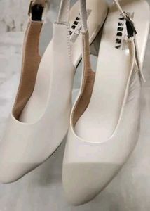 👠 Women’s Cream Block Heel Pumps – Brand New