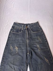 Distressed straight Leg Jeans