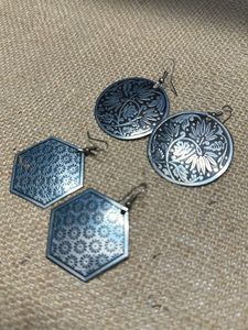 2 Pairs Of Earings