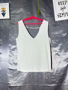Chic White V-Neck Sleeveless Top