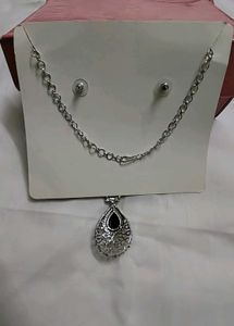 price drop 💥Rubans Necklace and Earring Set