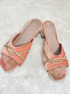 🎀 Elegant Pink Velvet Mules with Rhinestones 🥰
