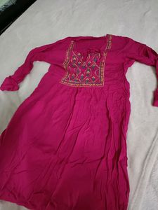 Stylish And Trendy Short Kurti For Jean With Beautiful Embroidery At The Neck😍✨