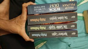 Philip Pullman Book Collection(northern lights)