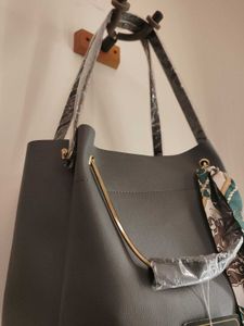 Brand new 5-piece handbag set with tag ✨