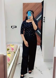 Beautiful Black Floral Top 🖤