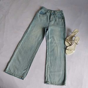 Light Wash Wide Leg Jeans 🎀