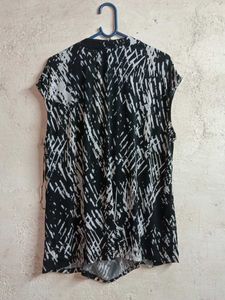 Chic Black &amp; White Abstract Print Top Oversized
