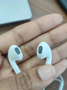 Apple earphone new guaranteed.