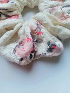 XXl  Pintresty Chikankari Scrunchies 🌸🌷🌺