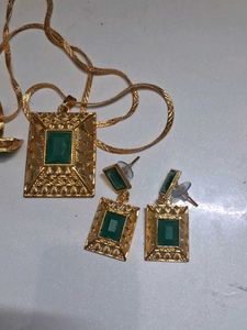 Elegant Gold &amp; Emerald Necklace Set