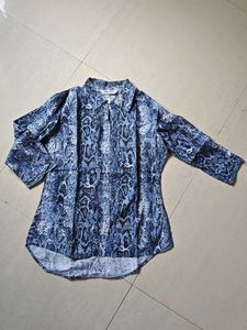 Stylish Blue Snakeskin Print Button-Up Shirt
