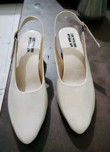 👠 Women’s Cream Block Heel Pumps – Brand New
