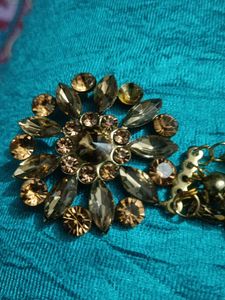 Exquisite Gold Brooch with Dangling Chains