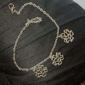 Elegant Snowflake Charm Bracelet
