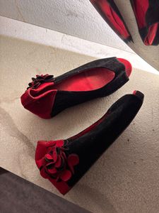 CLASSY RED FLOWER SANDLES