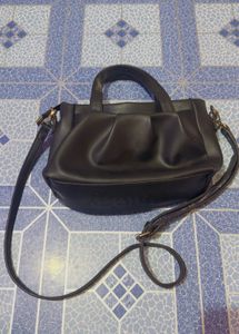 CATCHY bag good condition  hand blac