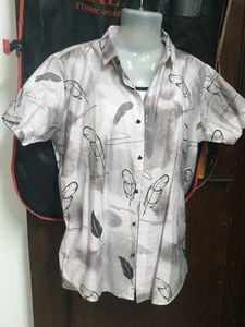 brand new 😻Feather Print Button-Up Shirt 40 S