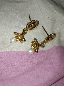 🔥PRICE🎁 DROP 🎀SALE💥Cute Little Golden Flower🌸 With Hanging white Pearl💖