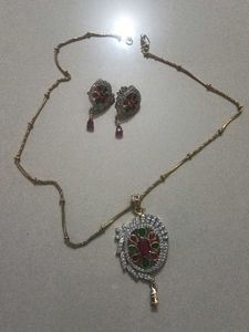 Tanishq pendal butti chen set