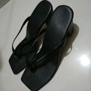 Chic Black Toe Thong Heels