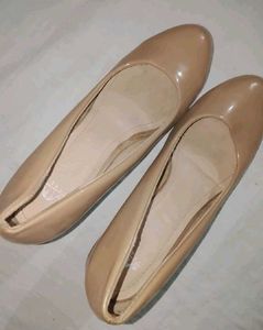 Classic Beige Patent pumps