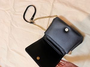 KLEIO Quilted Chain Crossbody Bag