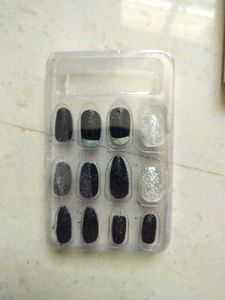 4 Sparkling Red Glitter Press-On Nails