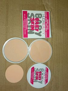 Huda Beauty Baby Skin Two Way Cake
