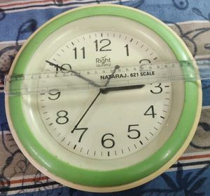 Right Quartz Wall Clock