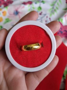 Elegant Gold Band Ring