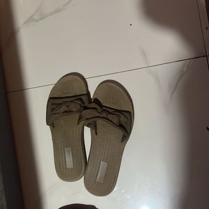 Comfortable Brown Bow Flip-Flops