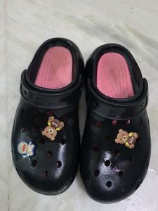 black pink crocs